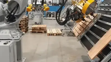 Raklap-összeszerelő robot a Moutardi gyárában